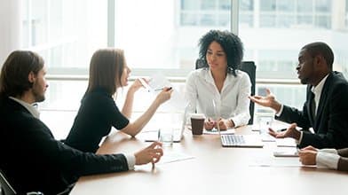 Réunion de famille autour d'une table avec un conseiller