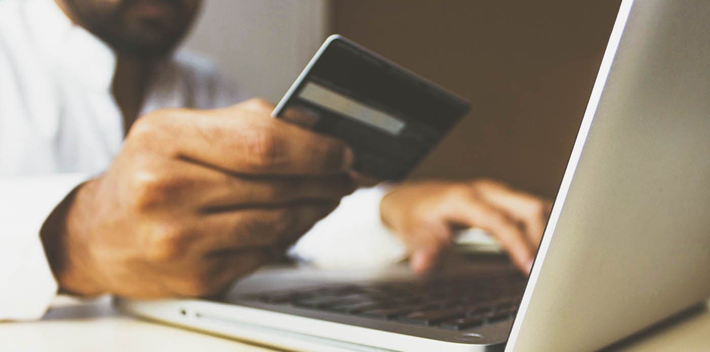 Personne réglant une prestation par carte bancaire
