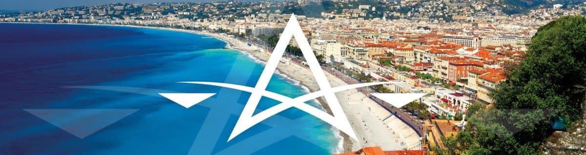 Vue aérienne de la baie des Anges et de la Promenade des Anglais à Nice, marquée du logo Alpijuris